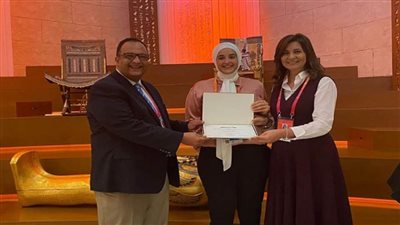 وزيرة الهجرة تكرم شباب المصريين بالخارج المشاركين بتنظيم جناح مصر بـ