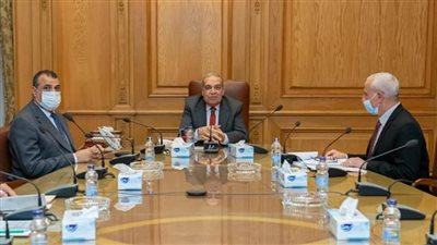 «الإنتاج الحربي» و«القابضة الإماراتية» يبحثان مستجدات تصنيع السيارات البيك أب (صور)