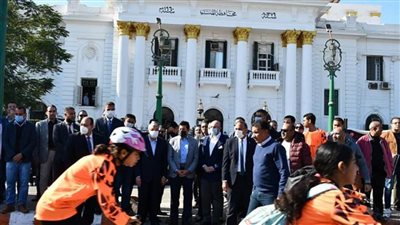 وزير الرياضة يطلق شارة بدء ماراثون للدراجات والمشي في المنيا (صور)