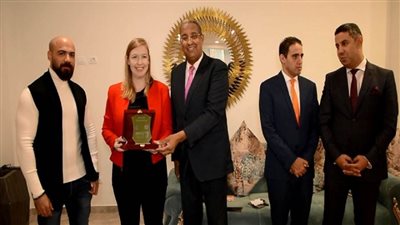 مجلس أمناء المدينة الشبابية الرياضية بالأسمرات يُكرم وفد أعضاء الكونجرس الأمريكي (صور)