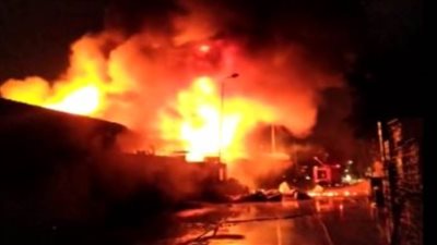 الحماية المدنية تحاول السيطرة على حريق في مصنع بلاستيك بأكتوبر