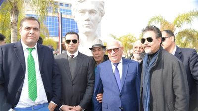 محافظ بورسعيد يزيح الستار عن تمثال الفنان محمود ياسين 