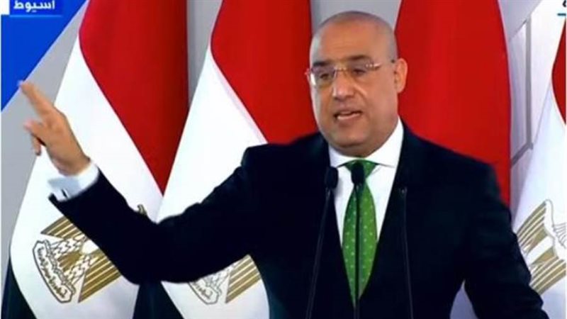 وزير الإسكان خلال