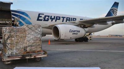 مصر للطيران تنقل 50 طن مواد غذاية لأهالي أسوان بالتعاون مع حياة كريمة