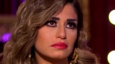 بفستان مرصع بالورود.. منة فضالي تحتفل بالعام الجديد | صور 