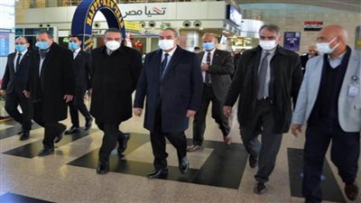 وزير الطيران يهنئ العاملين بالعام الجديد (صور)