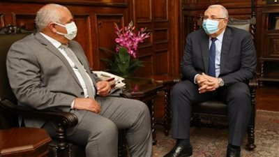 وزير الزراعة يبحث مع محافظ الوادي الجديد تنفيذ تكليفات القيادة السياسية خلال افتتاحات الصعيد (صور)