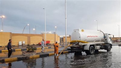 رئيس مدينة سفاجا يقود حملة لإزالة آثار الأمطار وترميم الطرق المتضررة