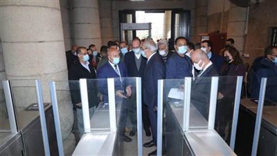وزير النقل يشهد التشغيل التجريبي للبوابات الإلكترونية بمحطات السكة الحديد