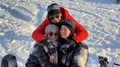 شريف إكرامى يشارك جمهوره بصورة مع زوجته وشقيقته: 