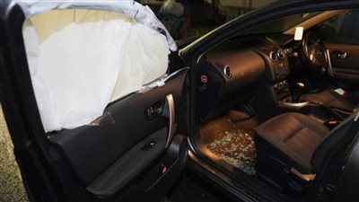 اكتشفوا مفاجأة .. شرطيون يتحملون غرامة بعد كسرهم زجاج سيارة لإنقاذ طفل