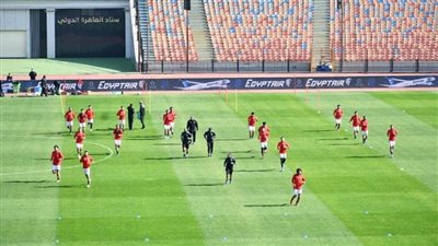 وزير الرياضة يؤازر المنتخب الوطني في التدريب قبل السفر للكاميرون (صور)