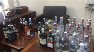 ضبط 3 آلاف زجاجة كحول مختلفة الأنواع بحوزة عاطل بأسوان