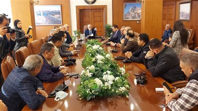 خلال لقائه باللجنة السباعية محافظ بورسعيد يشيد بجهود مجلس إدارة النادي المصري ويوجه الشكر لهم