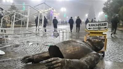 كارخستان.. محتجون يسقطون تمثال نزارباييف الخاص بأول رئيس 