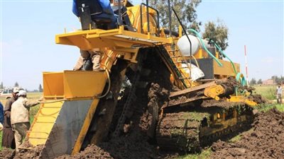 وزير الري: مشروعات الصرف الزراعي تسهم في الحفاظ على خصوبة التربة (صور)