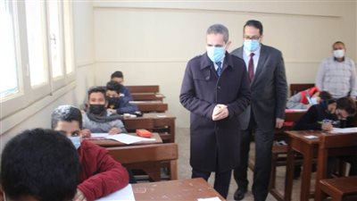 محافظ الغربية يتفقد أداء الطلاب لامتحانات نصف العام بمدارس طنطا