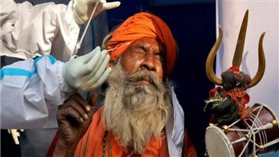 لتخفيف آلام بالرأس.. هندي تلقى 11 جرعة لقاح كورونا   