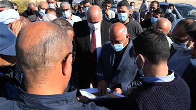 تنفيذا لتوجيهات الرئيس.. وزير النقل ومحافظ قنا يعاينان مسار محور دشنا - الوقف على النيل  