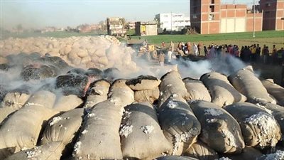 بالصور .. حريق هائل فى شونة محلج قطن بالغربية