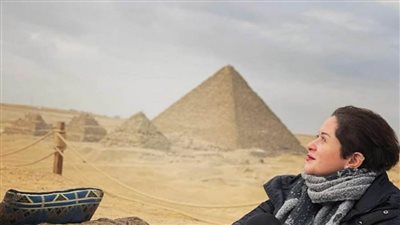 صفحة محبي نور الشريف تنشر صورة للفنانة مي نور الشريف بالأهرامات