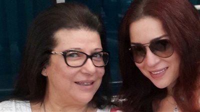 مي عز الدين تعلن إصابة والدتها بكورونا