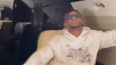 محمد رمضان يرقص داخل الطائرة على أغنيته الجديدة | فيديو