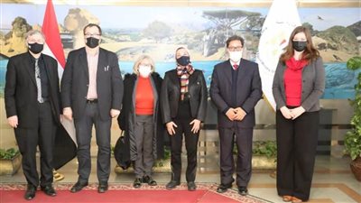 وزيرة البيئة تلتقي مدير مركز 