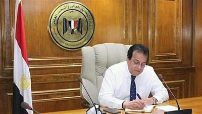 د. خالد عبدالغفار يعلن استقبال 667 ألف جرعة من لقاح  «استرازنيكا» بمطار القاهرة الدولي