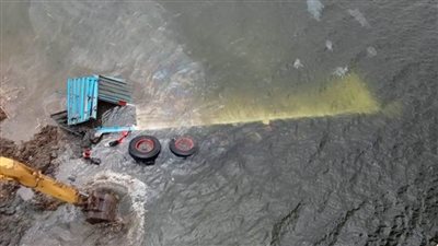 تكثيف الجهود لانتشال سيارة نقل غارقة والبحث عن جثة سيدة في النيل بدمياط 