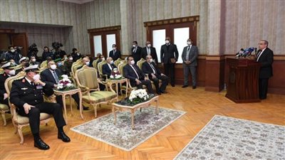 وزير الإنتاج الحربي يتفقد خط إنتاج الصلب المدرع بمصنع 100 الحربي (صور)