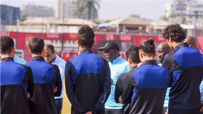 موسيماني يحاضر اللاعبين في ملعب التتش على هامش مران الأهلي 