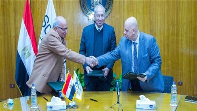 اقتصادية قناة السويس توقع عقود محلية وأجنبية لأعمال الأرصفة الجديدة (صور)