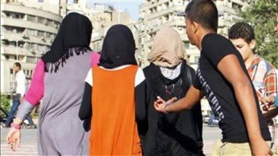 عامل يواجه الحبس 5 سنوات وغرامة 300 ألف جنيه بسبب التحرش بفتاة