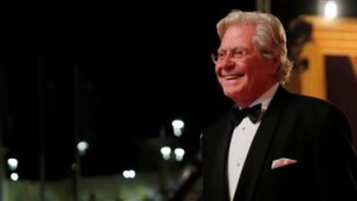 حسين فهمى يعود للمسرح بـ