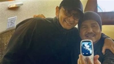 سر استخدام محمد عبده هاتفا موديل قديم بعد تداول صورته مع عبد المجيد عبد الله