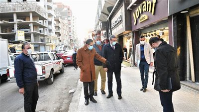 محافظ الغربية يتابع سيراً على الأقدام أعمال الرصف بطنطا 