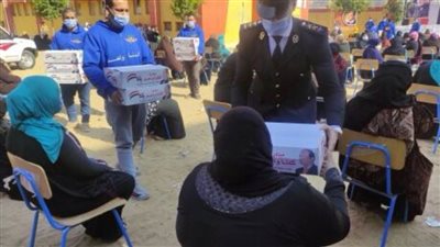 الداخلية توزع المساعدات على عدد من المُفرج عنهم وأسر النزلاء بمناسبة عيد الشرطة | صور