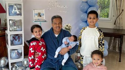 شاهد .. محمد عبده فى أول صورة مع مولوده سلمان وأبنائه من زوجته الفرنسية