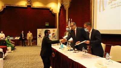 وزير القوى العاملة يسلم 150 وثيقة تأمين تكافلي للعمالة غير المنتظمة بشرم الشيخ (صور)