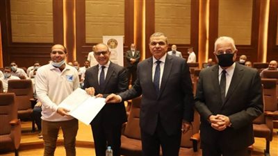 سعفان ومحافظ جنوب سيناء يسلمان 120 وثيقة تأمين تكافلي للعمالة غير المنتظمة بمتحف شرم الشيخ (صور)