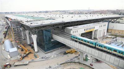 وزير النقل يتابع التجهيزات النهائية لمحطات القطار الكهربائي الخفيف (صور)