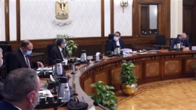 رئيس الوزراء يتابع خطوات إنشاء محطات تحلية مياه البحر