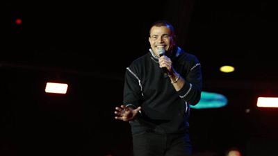 بالصور .. عمرو دياب يشعل أجواء القاهرة الجديدة فى حفل كامل العدد
