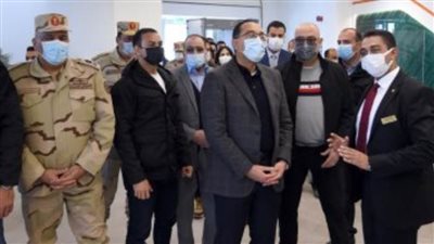 رئيس الوزراء يتفقد أول فرع لبنك يقدم خدمات مصرفية فى العاصمة الإدارية