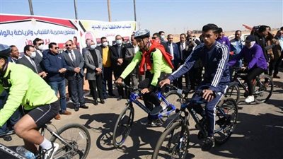 وزير الرياضة يطلق شارة بدء ماراثون للدراجات الهوائية في الوادي الجديد (صور)
