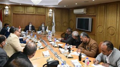 السكرتير العام يترأس اجتماع اللجنة العليا للإعلانات بقنا  