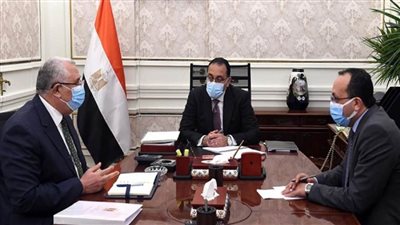 رئيس الوزراء يستعرض مع وزير الزراعة ملفات عمل الوزارة (صور)
