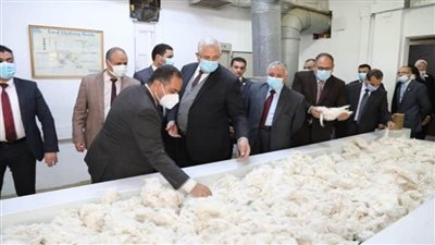 وزير الزراعة يتفقد معهد بحوث القطن ومركز تغير المناخ الزراعي (صور)