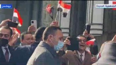 الجالية المصرية تستقبل الرئيس السيسي فى بروكسل بهتافات 